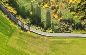 Data la sua influenza diretta sulle prestazioni e sulla durabilità del conglomerato bituminoso, la curva granulometrica è un indicatore cruciale per la progettazione e realizzazione delle pavimentazioni in asfalto: una distribuzione ottimale delle dimensioni delle particelle garantisce infatti una miscela omogenea, utile a migliorare la resistenza meccanica e la longevità delle superfici stradali.