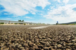 Tratto stradale in asfalto drenante, esempio visivo delle caratteristiche e dei vantaggi di questa pavimentazione stradale