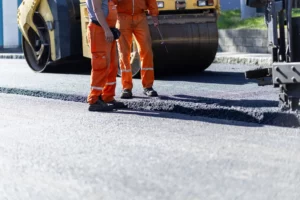 lavoratori mentre posano l'asfalto