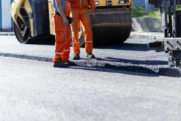 lavoratori mentre posano l'asfalto