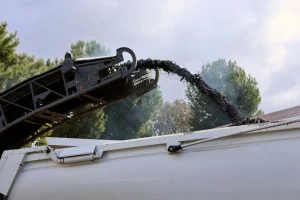 esempio di rullo che butta asfalto fresato in un rimorchio