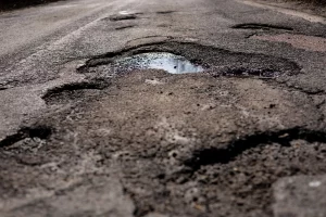 asfalto bucato che richiede manutenzione