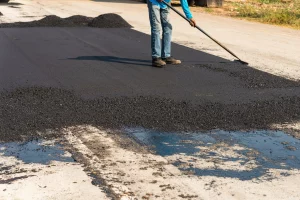 stesura manuale di asfalto a freddo